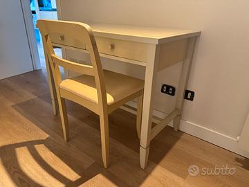 Cameretta con scrivania, 2 letti e cassettiera