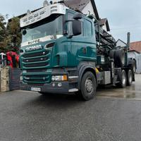 Scania R560 6X4 con gru per legname