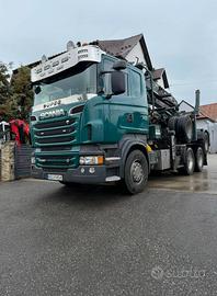 Scania R560 6X4 con gru per legname