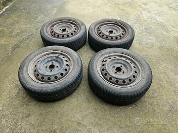 cerchi 15" con pneumatici invernali Toyota Yaris