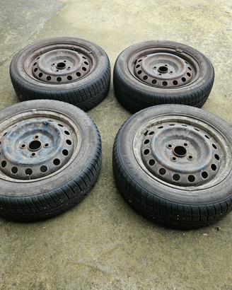 cerchi 15" con pneumatici invernali Toyota Yaris
