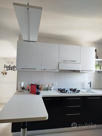 Cucina con penisola praticamente nuova