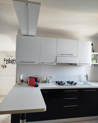 Cucina con penisola praticamente nuova