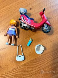 Playmobil Scooter / Vespa Rosa con personaggii