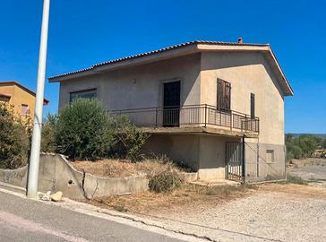 Baressa - Ampio fabbricato con lotto edificabile