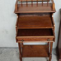 scrittoio in legno lavorato