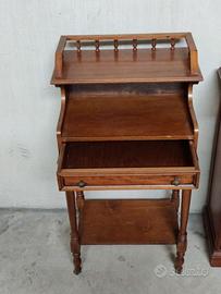 scrittoio in legno lavorato