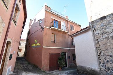 Immobile spazioso su 3 livelli con terrazza e box