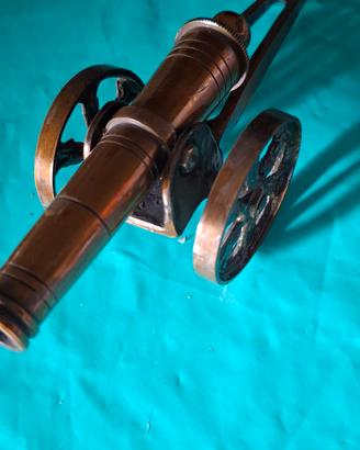 Riproduzione in miniatura di un cannone antico
