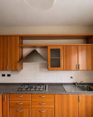 Cucina impiallacciata con piano in granito