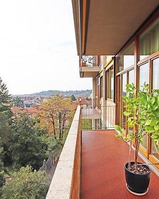 Appartamento di 328 m² con più di 5 locali e box a