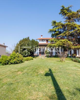 SOLUZIONE BIFAMILIARE DI AMPIE METRATURE CON GIARD