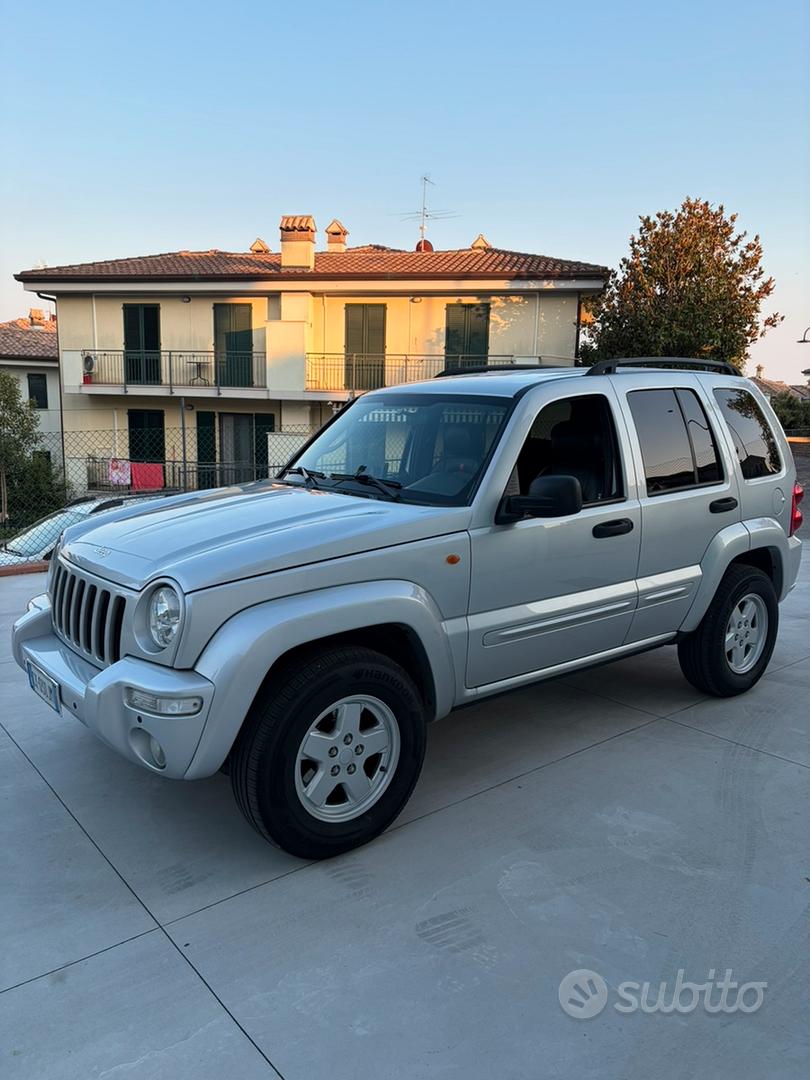 Jeep Cherokee 2004 photo 2