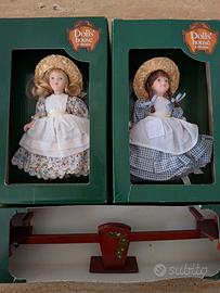 Bamboline in porcellana da collezione con altalena