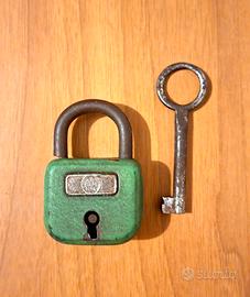 Antico lucchetto Burg verde funzionante 