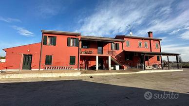 Villa di 280 m² con 5 locali e box auto a Castagna