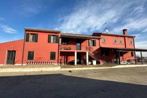 Villa di 280 m² con 5 locali e box auto a Castagna