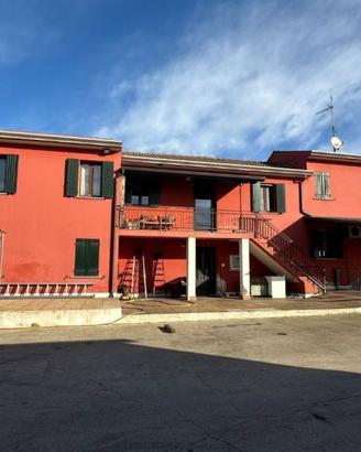 Villa di 280 m² con 5 locali e box auto a Castagna