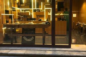 Locale commerciale arredato