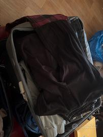 Due valige di pantaloni donna e uomo