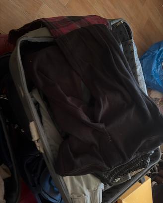 Due valige di pantaloni donna e uomo