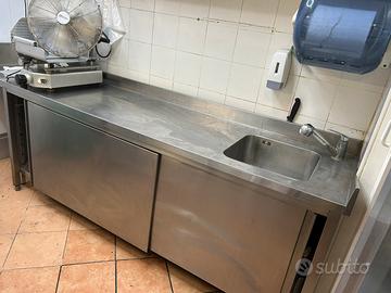 Banco da lavoro in acciaio con lavello.