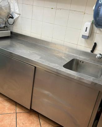 Banco da lavoro in acciaio con lavello.