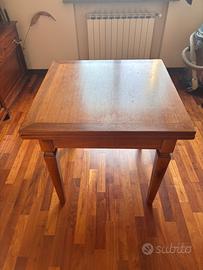 TAVOLO IN LEGNO ALLUNGABILE + 4 SEDIE