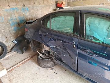 alfa romeo giulia incidentata blu montecarlo