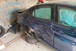 alfa romeo giulia incidentata blu montecarlo