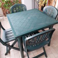 tavolo e sedie da giardino