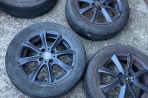 4 cerchi in lega da 15” + pneumatici