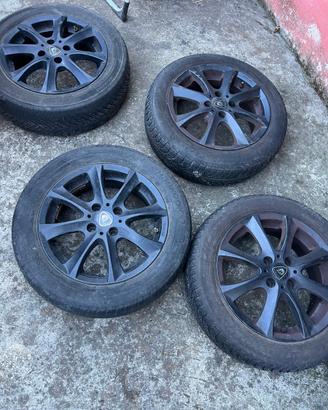 4 cerchi in lega da 15” + pneumatici