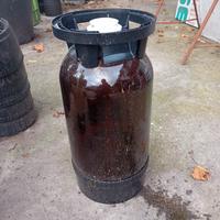 Fusti vuoti della birra per realizzare fioriere 