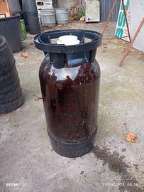 Fusti vuoti della birra per realizzare fioriere 