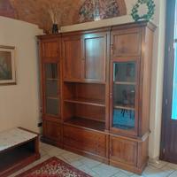 Libreria in noce con ante in cristallo molato