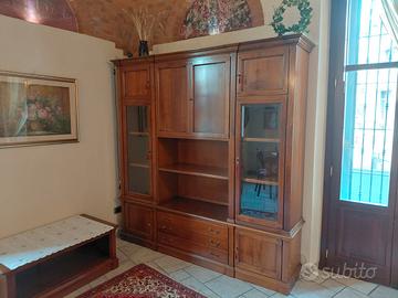 Libreria in noce con ante in cristallo molato