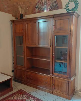 Libreria in noce con ante in cristallo molato