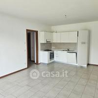 Cucina con elettrodomestici