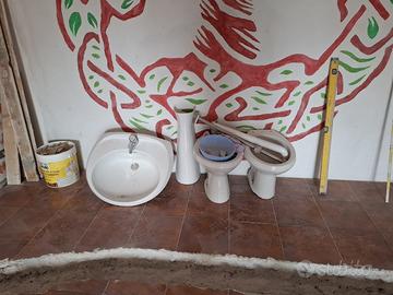 Lavandino , WC e bidet .