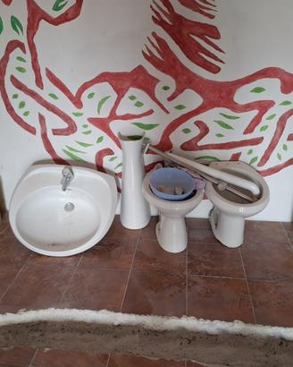 Lavandino , WC e bidet .