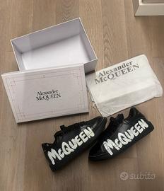 Sneakers Alexander McQueen nere graffiti McQUEEN