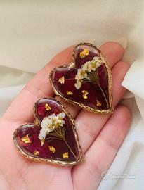 Orecchini botanici a cuore con fiori veri