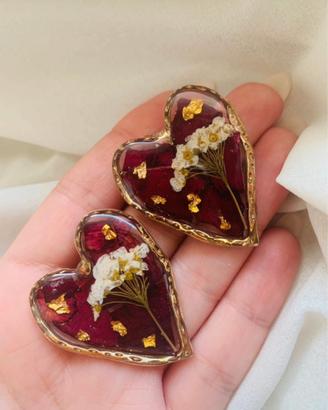 Orecchini botanici a cuore con fiori veri