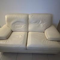 Due divani in pelle beige