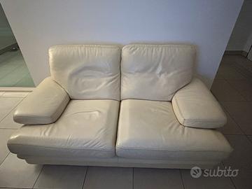 Due divani in pelle beige