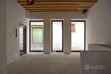 Spazio commerciale vetrinato in centro storico