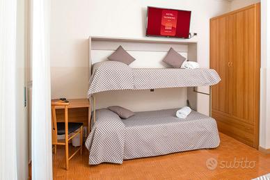 Letto a castello per 2 adulti a parete.