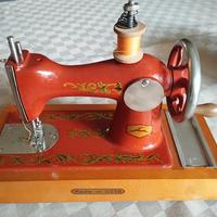 Macchina da cucire piccola giocattolo vintage 
