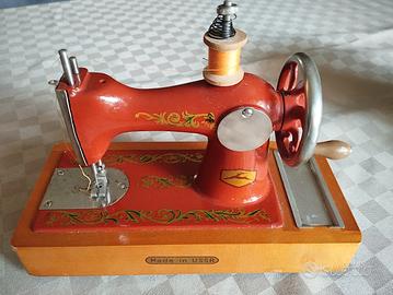 Macchina da cucire piccola giocattolo vintage 
